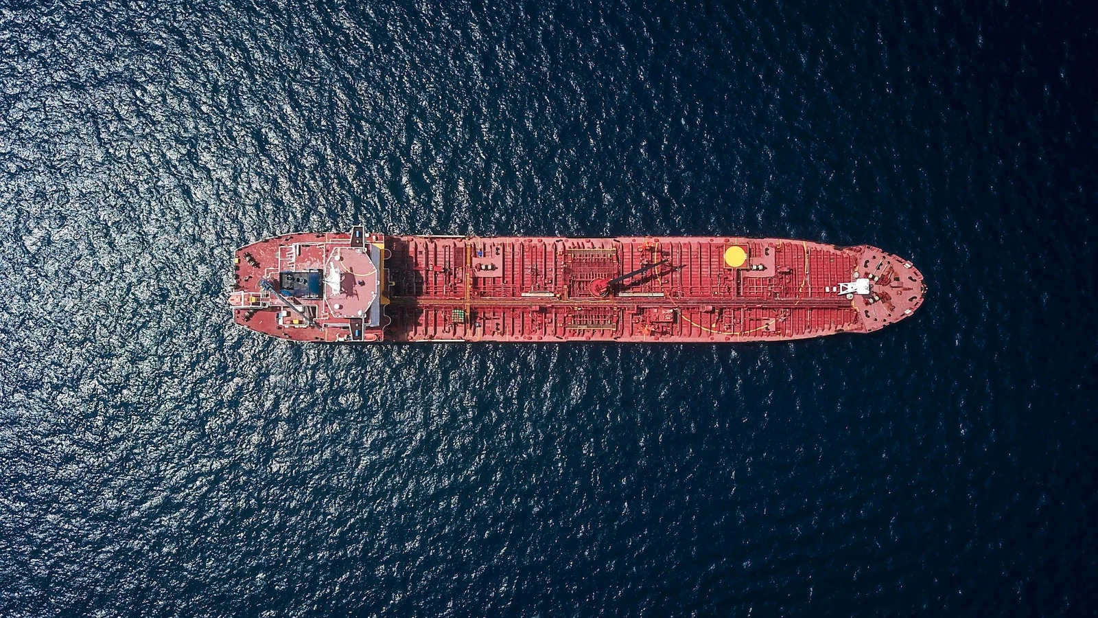 Tanker traversant un détroit maritime, contexte énergie et géopolitique 2026.