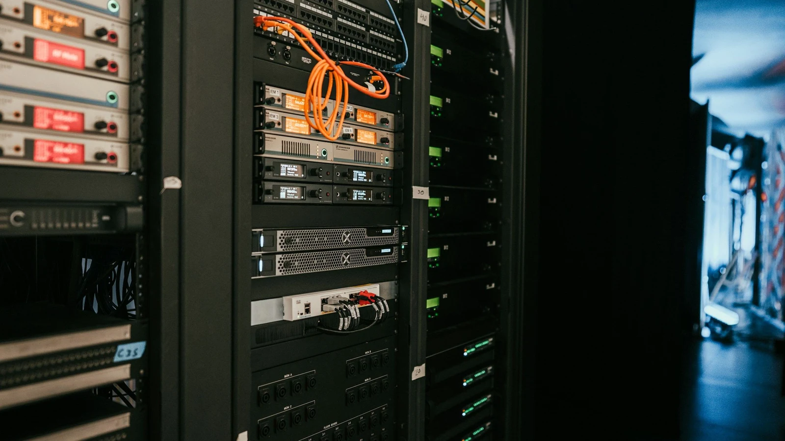 Salle serveurs et infrastructure télécoms en environnement professionnel.